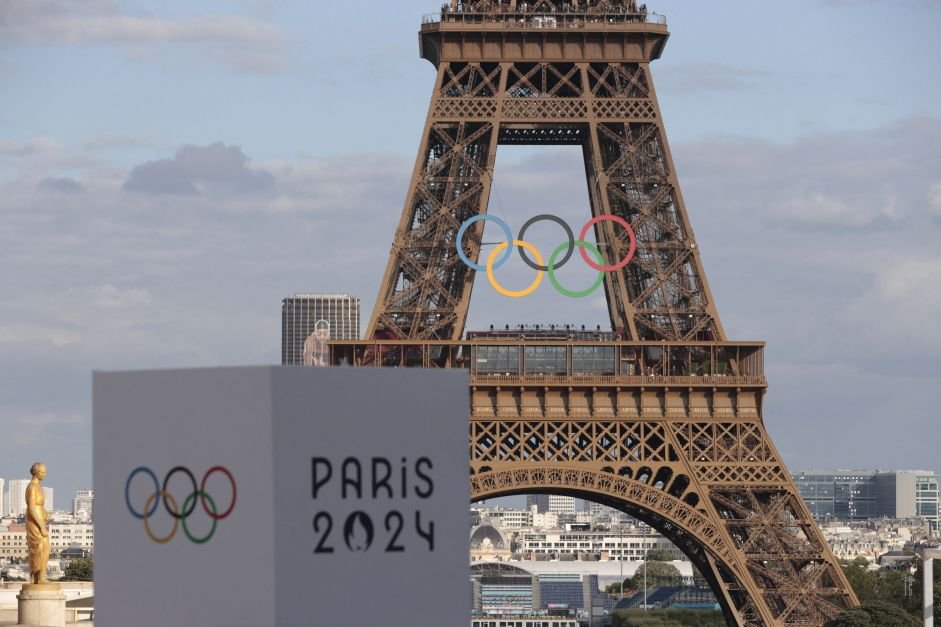 Anéis olímpicos ficarão na Torre Eiffel? Parisienses criticam plano de prefeita