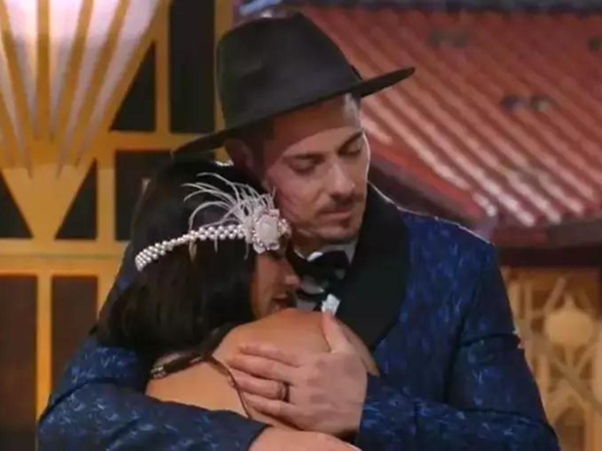 Após insistência, Larissa e Sacha se beijam