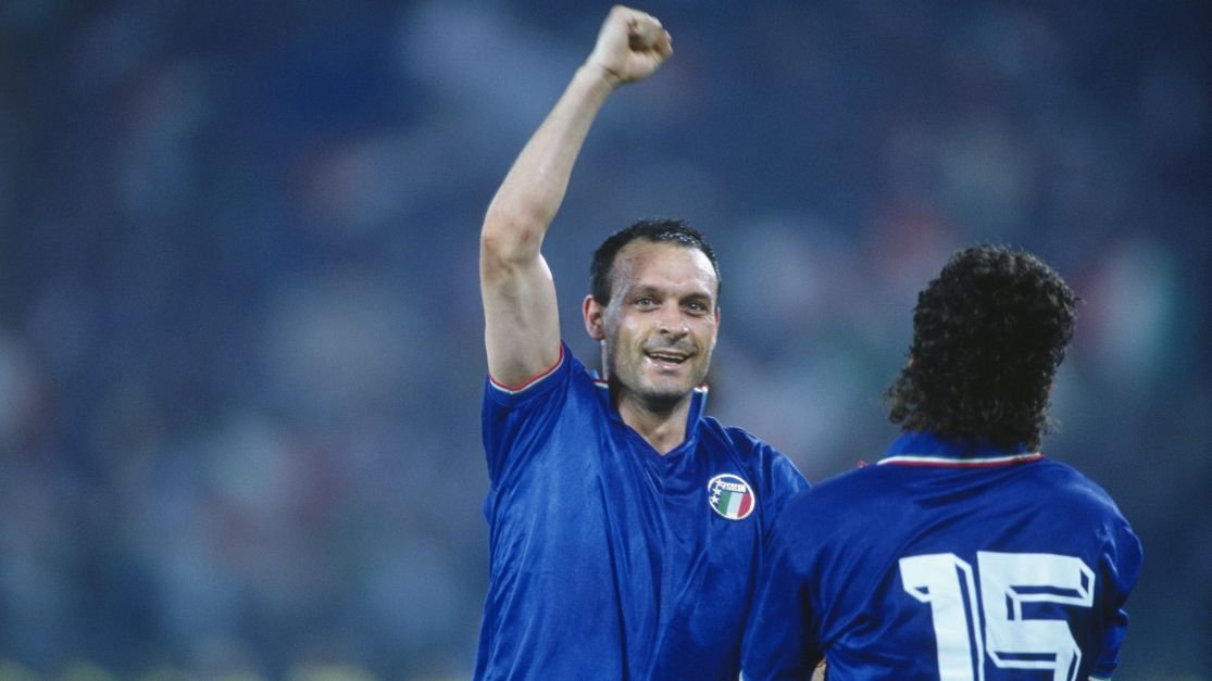 Artilheiro da Copa do Mundo de 90 é internado em estado grave