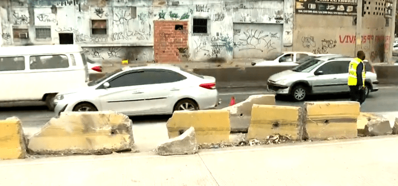 Avenida Brasil parada devido a batida de ônibus em mureta