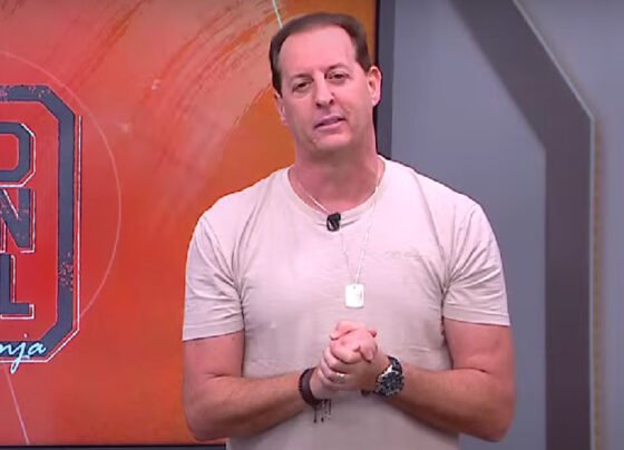 Benja no comando de programa da CNN Brasil