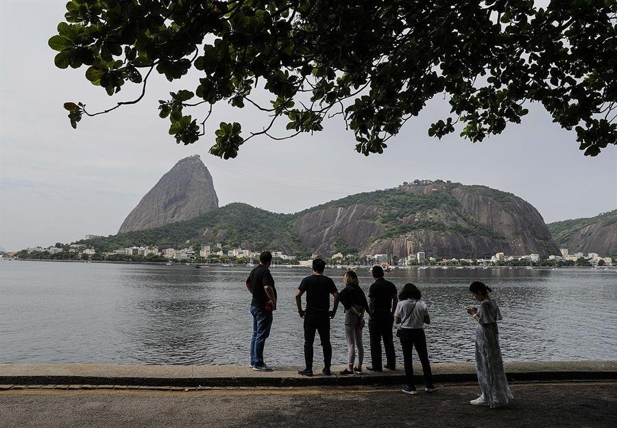 Com onda de calor intenso, Rio de Janeiro enfrenta incêndios em vegetação e promove banhos de chuveiro ao ar livre