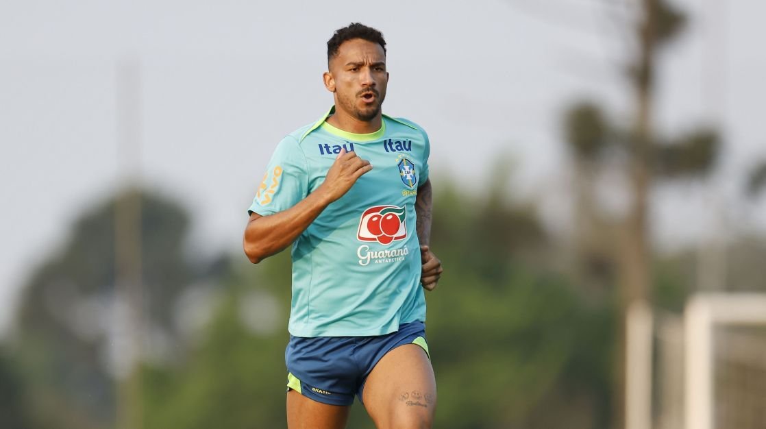 Danilo pede desculpa por discussão com torcedor da Seleção: “Tem direito de criticar“