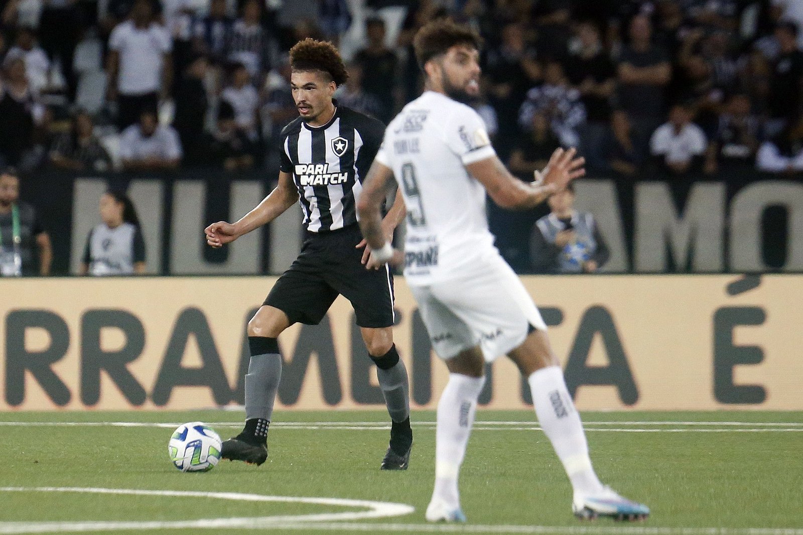 Duelo de opostos: Botafogo e Corinthians se enfrentam pelo Brasileirão