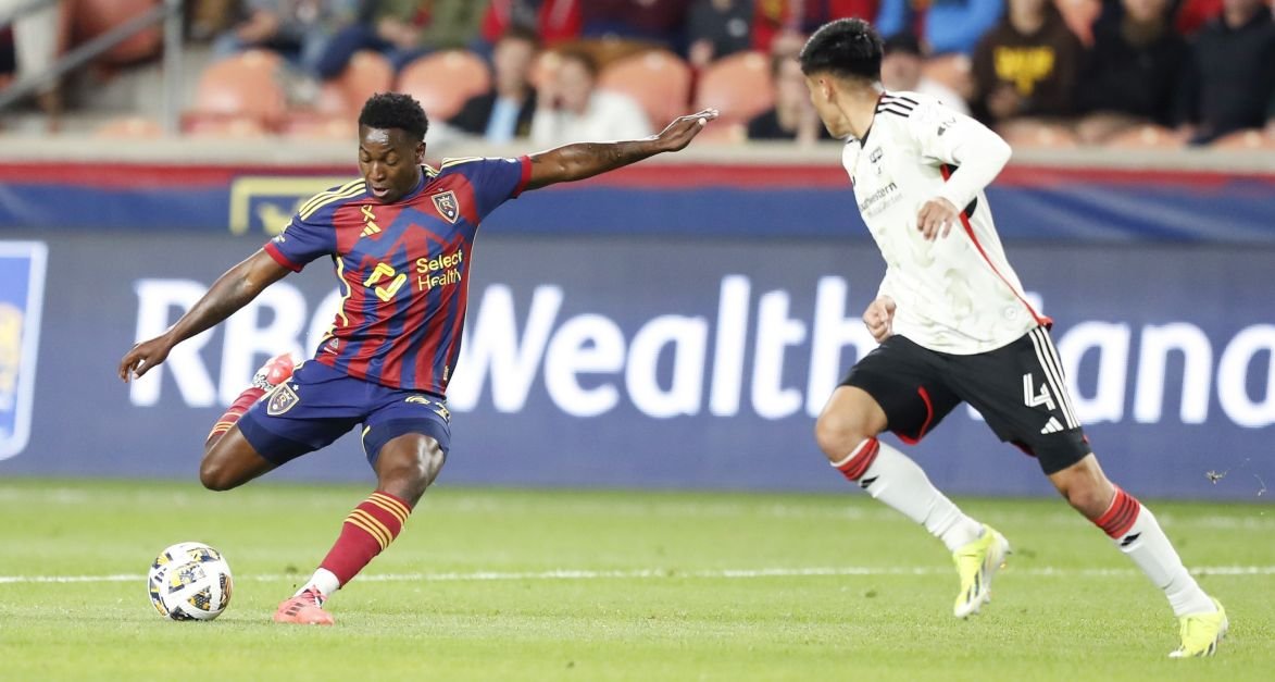 Equatoriano faz golaço do meio de campo em jogo da MLS; assista