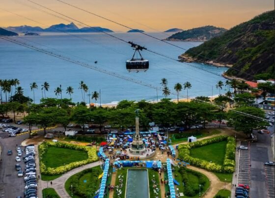 A feira Carioquíssima está de volta a um dos mais lindos cartões postais do RJ: a Praça General Tibúrcio, na Urca, de frente para a Praia Vermelha e aos pés do Bondinho. É mais uma oportunidade do público conhecer e consumir produtos 100% artesanais, criativos e originais.