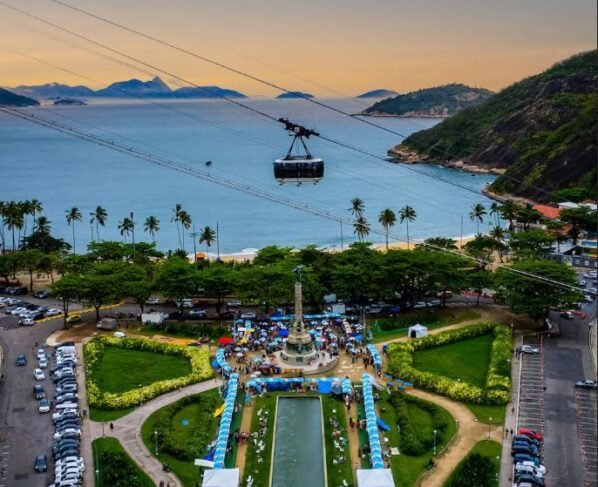 A feira Carioquíssima está de volta a um dos mais lindos cartões postais do RJ: a Praça General Tibúrcio, na Urca, de frente para a Praia Vermelha e aos pés do Bondinho. É mais uma oportunidade do público conhecer e consumir produtos 100% artesanais, criativos e originais.