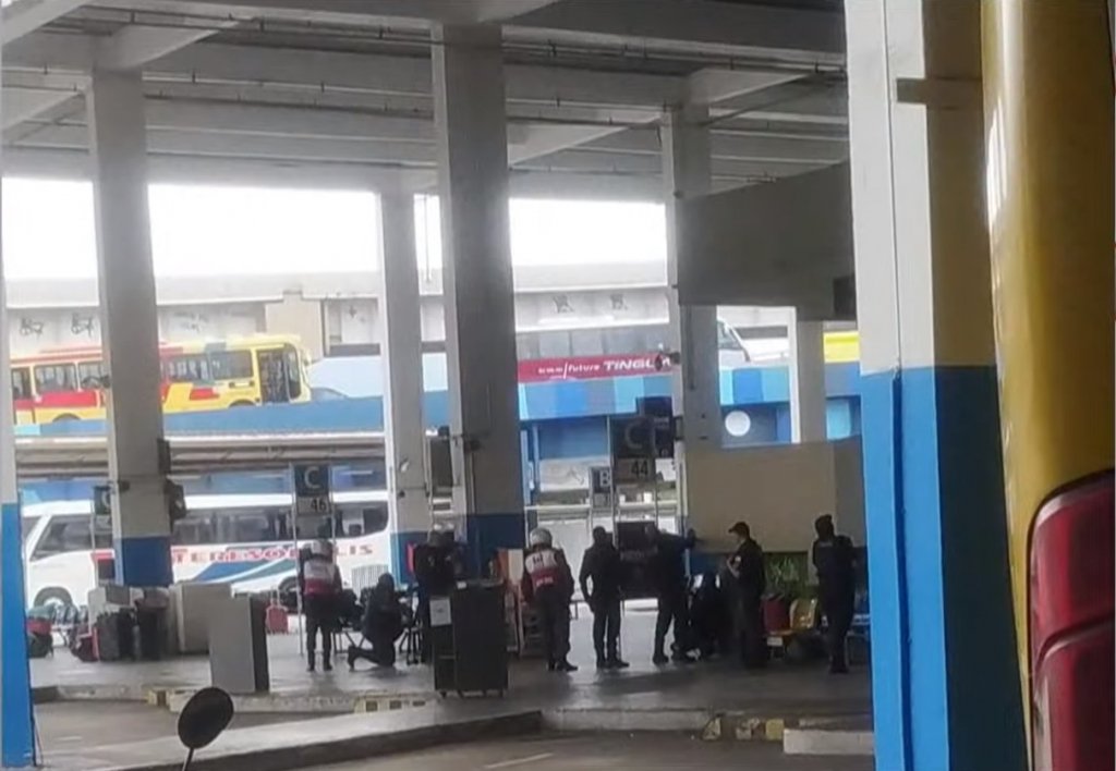 Homem se entrega a polícia e liberta reféns em rodoviária do Rio
