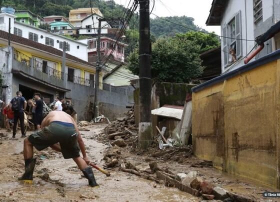 As fortes chuvas em Petrópolis, na região serrana do Rio de Janeiro, mataram pelo menos 66 pessoas, além de alagamentos e o desabamento de barreiras em vários pontos da cidade.