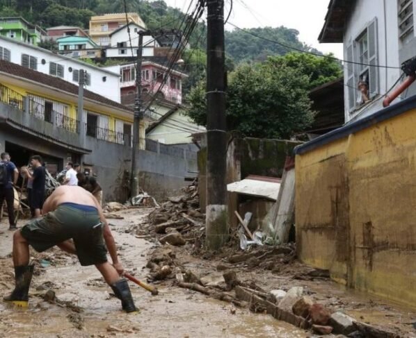 As fortes chuvas em Petrópolis, na região serrana do Rio de Janeiro, mataram pelo menos 66 pessoas, além de alagamentos e o desabamento de barreiras em vários pontos da cidade.