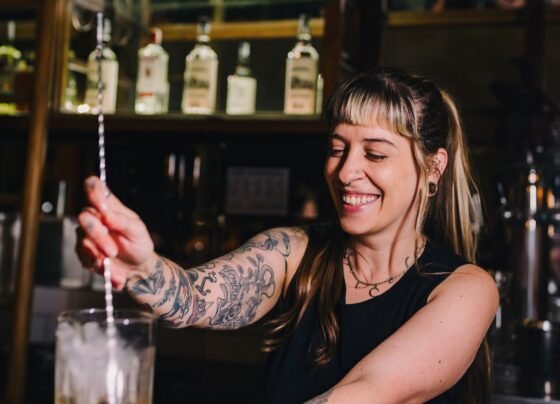 Laura Paravato é chefe de bar do Grupo Pabu, com seis casas no Rio