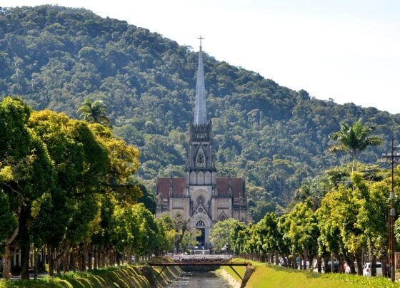 Com traços neogóticos, Catedral São Pedro de Alcântara é cartão-postal de Petrópolis, agora Berço Imperial da Cerveja