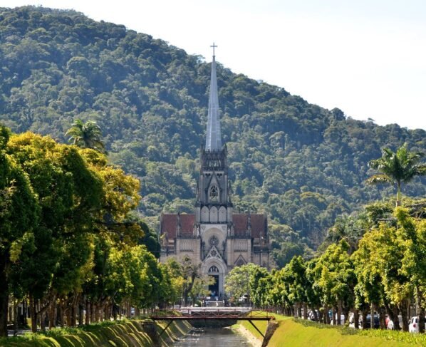 Com traços neogóticos, Catedral São Pedro de Alcântara é cartão-postal de Petrópolis, agora Berço Imperial da Cerveja