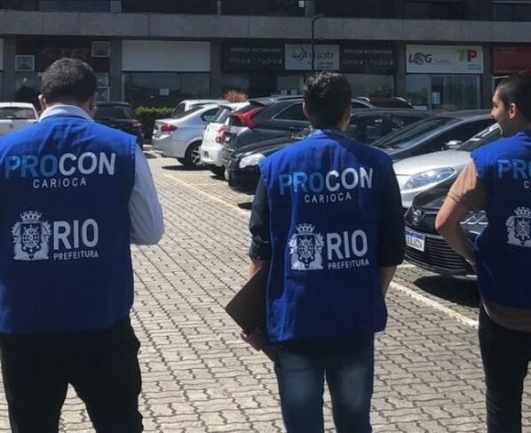 O Procon Carioca, órgão vinculado à secretaria Municipal de Cidadania, notificou a empresa Uber do Brasil Tecnologia a apresentar esclarecimentos, no prazo de 24 horas, na sede do Instituto Municipal de Proteção e Defesa do Consumidor, no bairro do Estácio, a respeito de cobrança de taxas extras pela prestação do serviço, sem aviso prévio ao cliente.