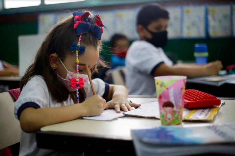 Procon Carioca orienta pais e alunos na volta às aulas