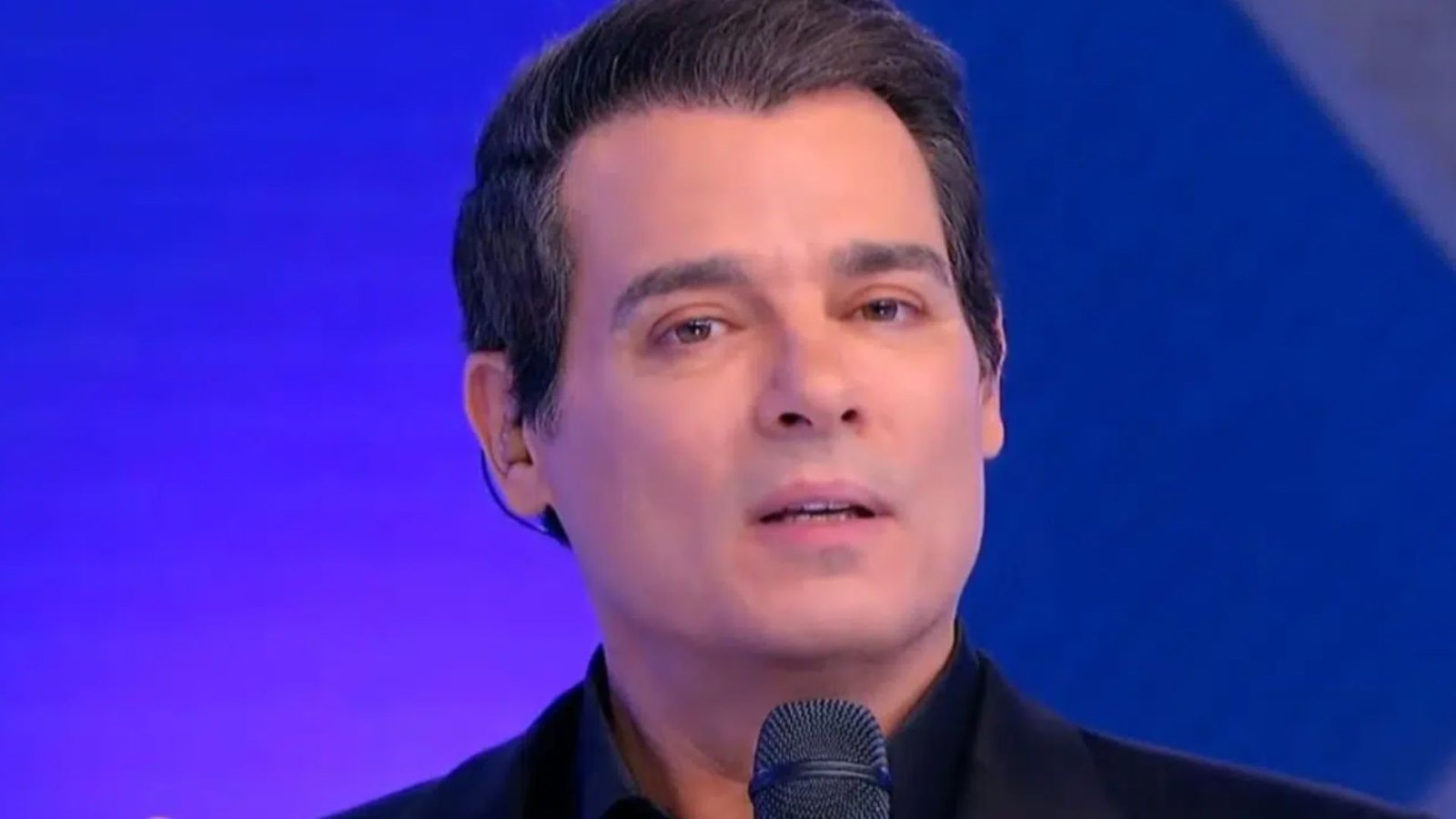Celso Portiolli pega cantores de surpresa após a Globo ser citada no SBT