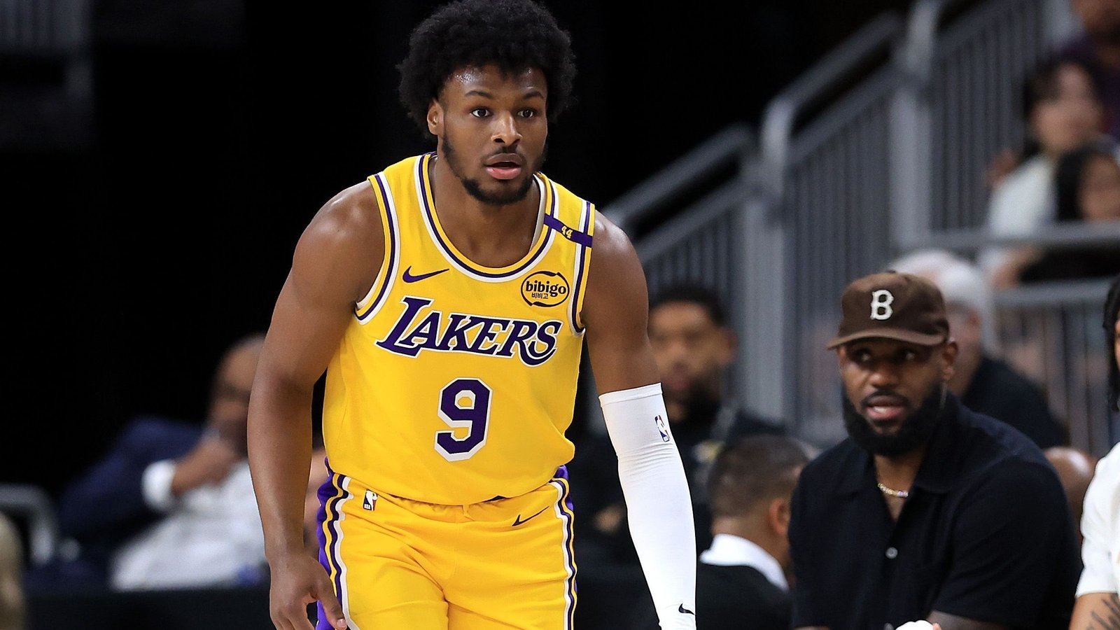 Com LeBron assistindo do banco, Bronny James estreia na pré-temporada da NBA