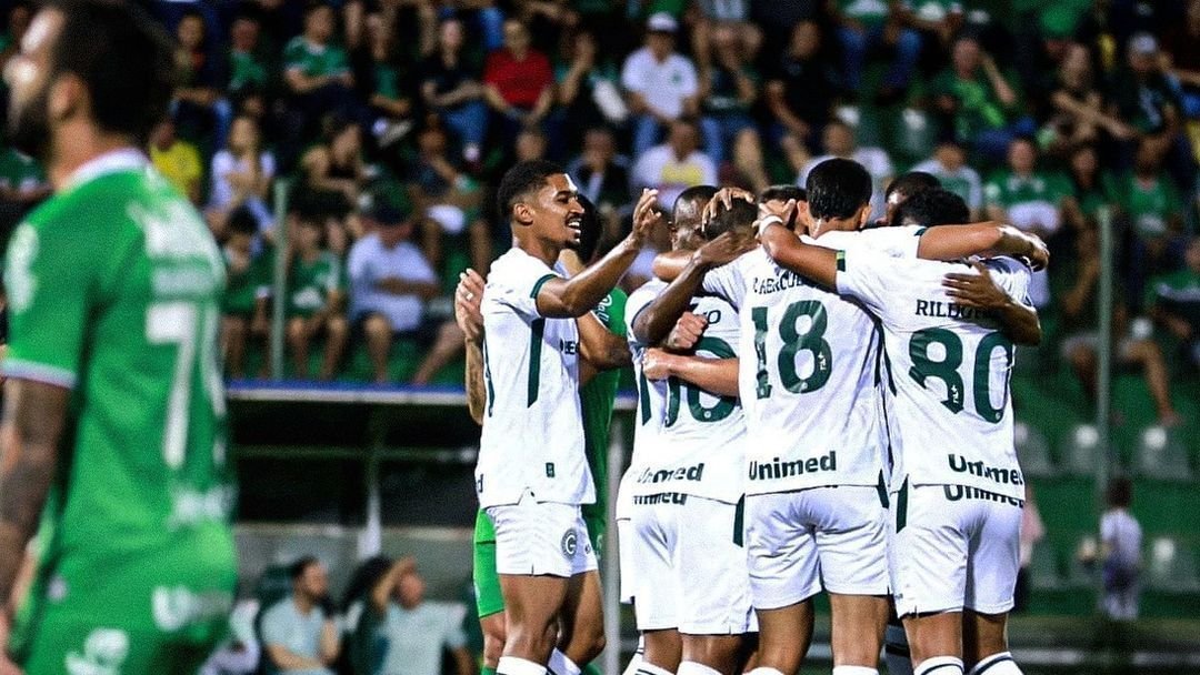 Com direito a gol de goleiro, Goiás atropela Chapecoense na Série B