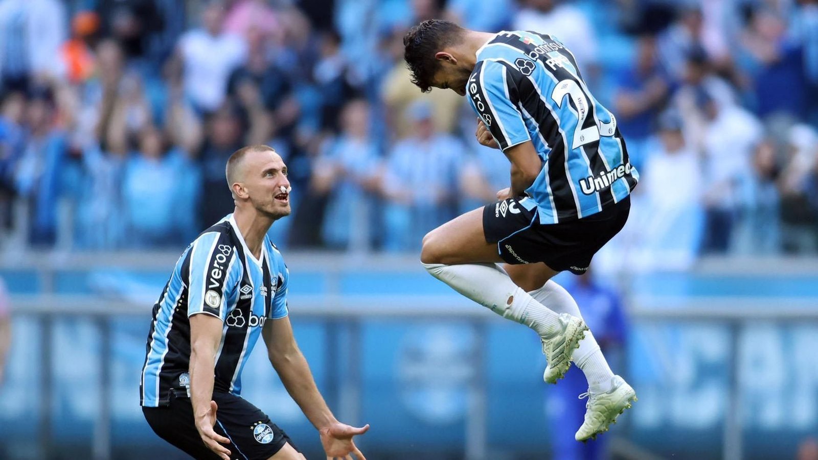 Grêmio reage, vira sobre o Atlético-GO e se distancia do Z4