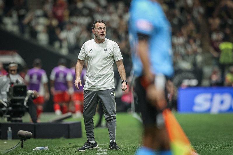 Milito destaca a defesa do Atlético-MG na classificação: “O que tinha que ser feito“