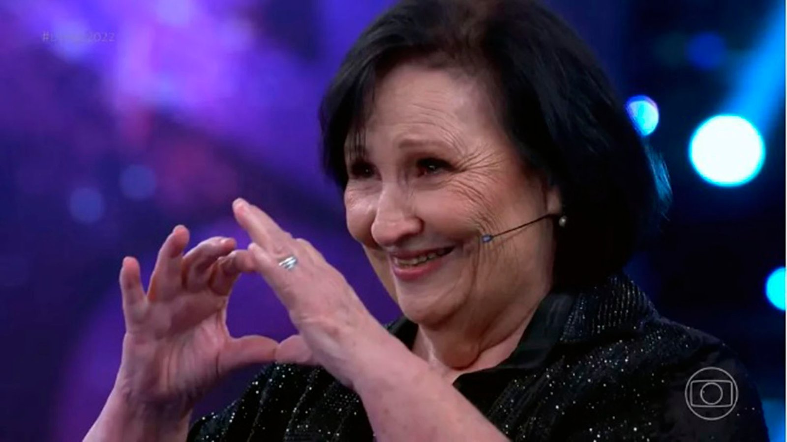 Na Globo, Dona Déa surpreende e beija Cauã Reymond e Juan Paiva