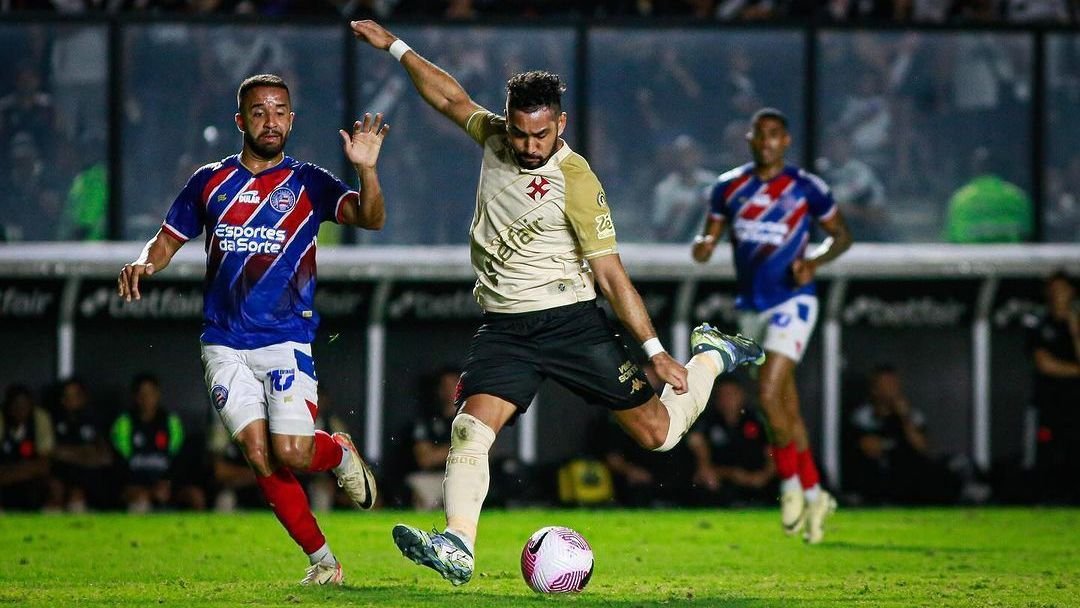 Payet brilha, Vasco vence Bahia com sufoco no final e ganha posição na tabela