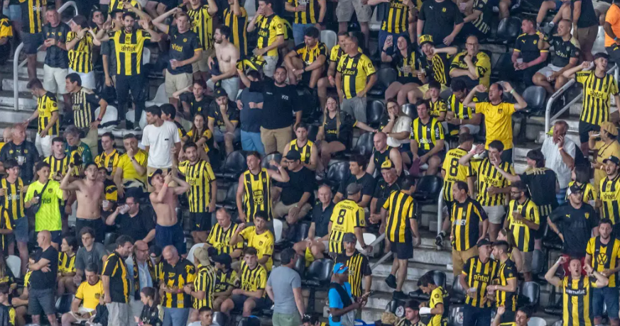 Torcedor do Peñarol faz gestos racistas em duelo contra o Botafogo