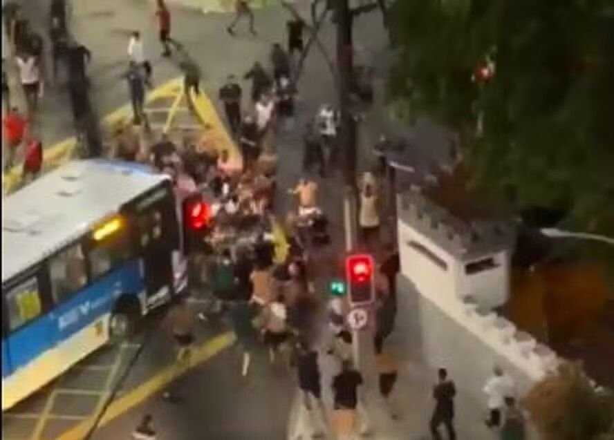 Torcedores de Flamengo e Fluminense brigam antes do clássico Fla-Flu