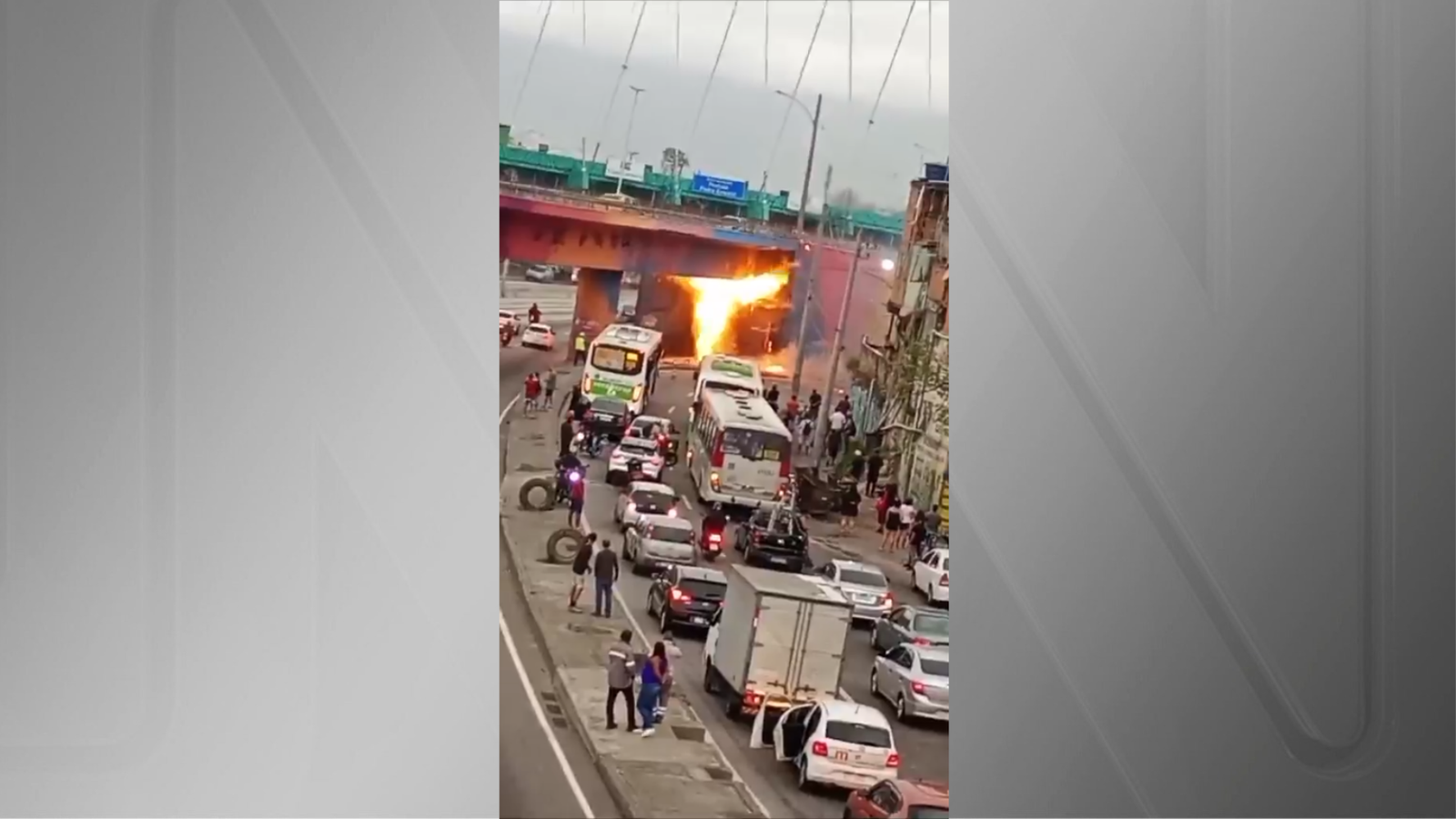 Vazamento de gás na Av. Brasil cria “lança-chamas“ no RJ; veja