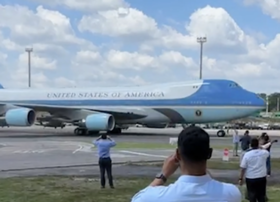 O avião do presidente dos EUA, Joe Biden, chegando em Manaus. Ele desembarcou por volta das 13h30