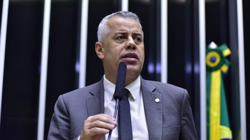 Deputado da oposição propõe criar regras para primeiras-damas
