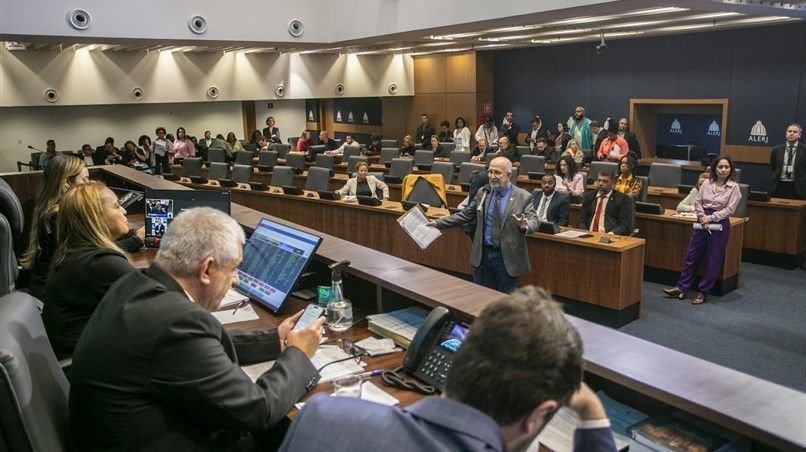 Deputados do RJ aprovam proibição de propaganda de conteúdo adulto em locais públicos