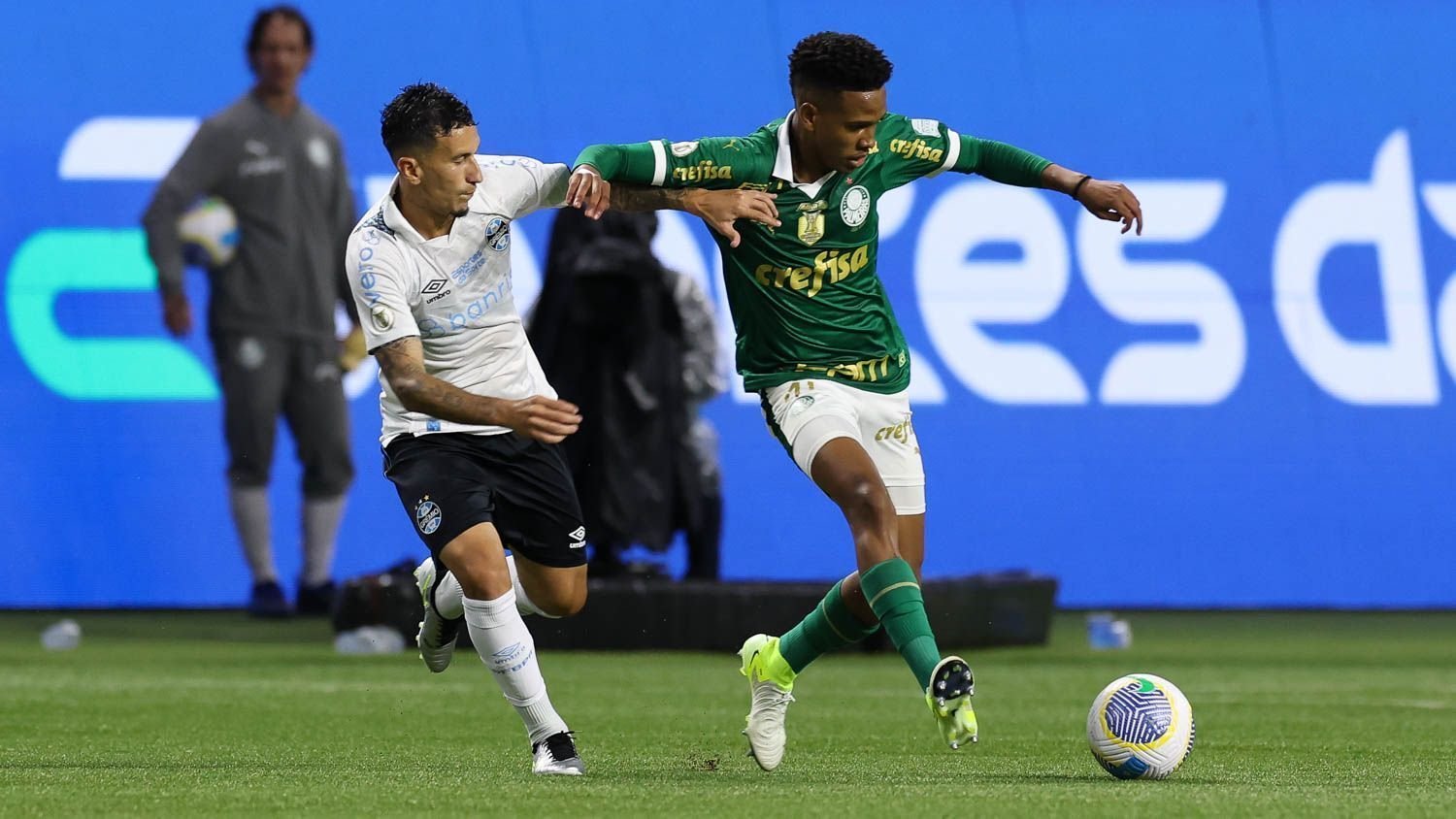 Estêvão brilha, e Palmeiras vence Grêmio em jogo marcado por protesto da torcida