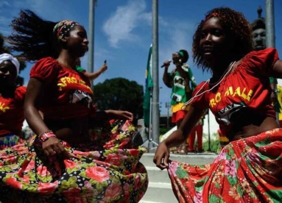 Grupo Afro Imalê Ifé dança na celebração do Dia da Consciência Negra no Monumento Zumbi dos Palmares