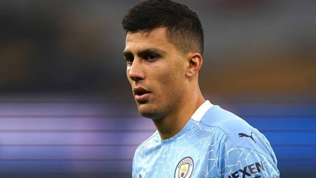 Jornal inglês avalia brasileiro como opção para vaga de Rodri no Manchester City