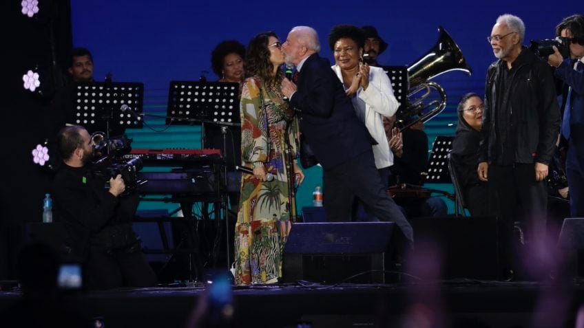 Lula e Janja se beijam no Festival Aliança Global Contra a Fome