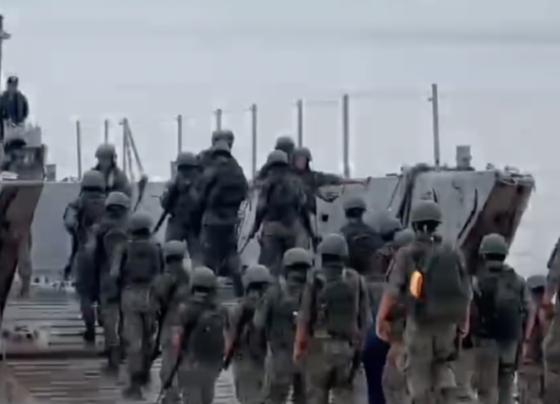 Agentes da Marinha realizando treinamento para a segurança do G20 na praia da Glória, no Rio de Janeiro