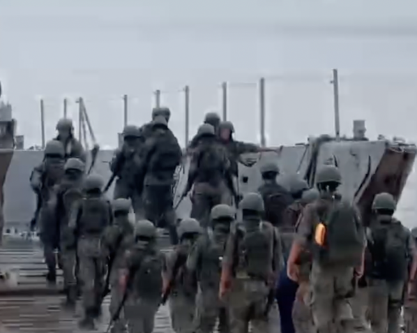 Agentes da Marinha realizando treinamento para a segurança do G20 na praia da Glória, no Rio de Janeiro