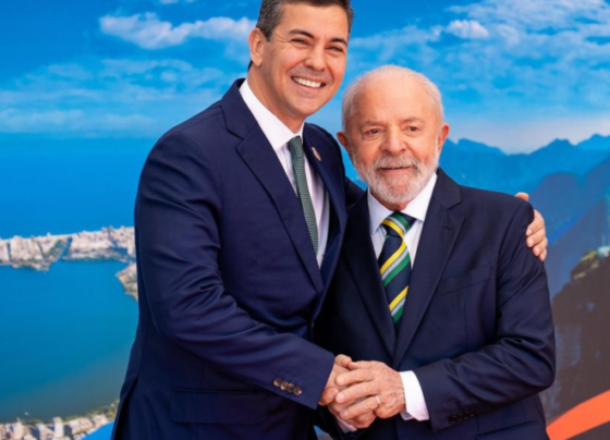 O Presidente agradeceu o apoio recebido e mencionou a série de eventos antes do incidente; na imagem, Santiago Pēna (esq.) e Lula (dir.)