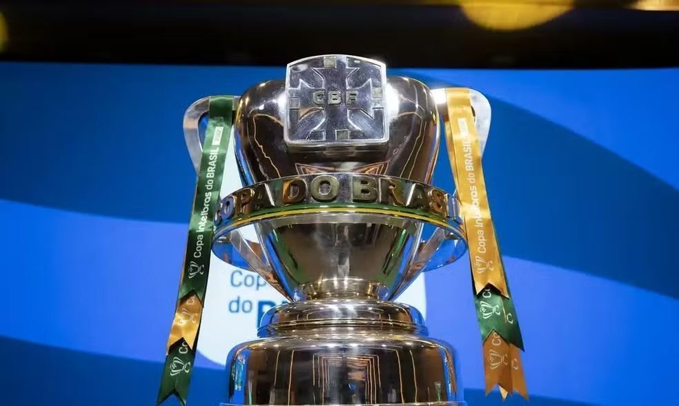 Taça da Copa do Brasil é exposta para torcedores em shopping de BH