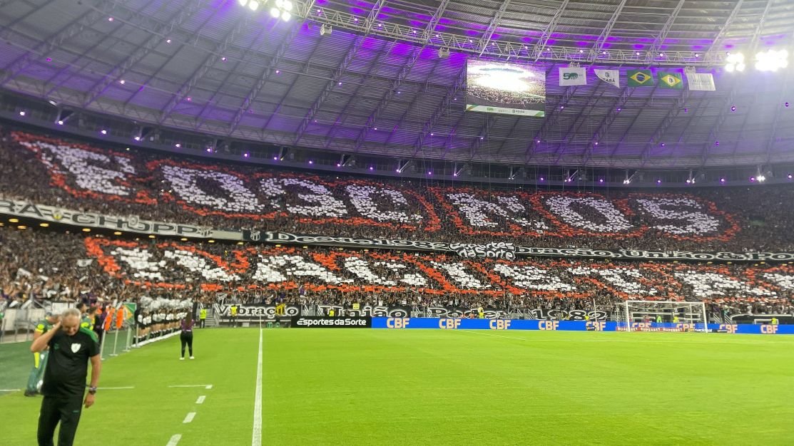 Torcida do Ceará faz mosaico antes de jogo decisivo: “Fogo nos racistas“