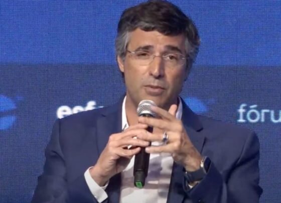 André Esteves durante evento do Grupo Esfera no litoral de São Paulo