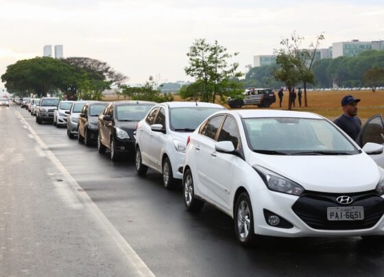 Motoristas que atuam na Uber estacionados na Esplanada dos Ministérios, durante ato a favor da regulamentação dos aplicativos de transporte de passageiros, em 2017