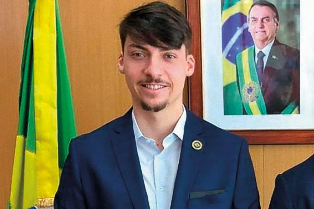 PT quer cassar mandato de filho de Bolsonaro, vereador mais votado em Camboriú