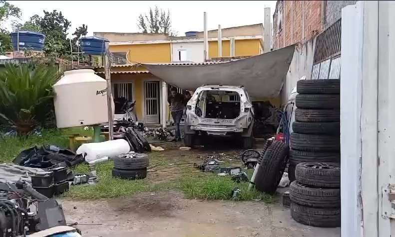 Polícia localiza desmanche de carros de luxo e prende 2 pessoas no RJ