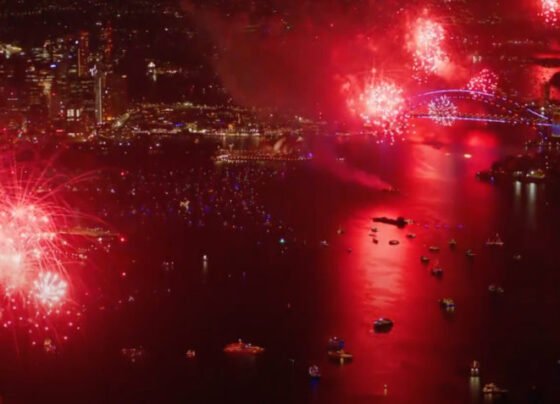 Na imagem acima, a queima de fogos de artifício na baía de Sydney (Austrália)