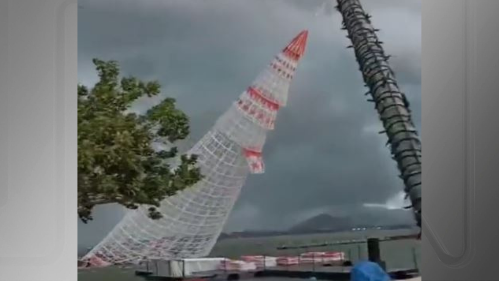 Vídeo: árvore de Natal cai em Maricá, no RJ; uma pessoa morreu e duas ficaram feridas