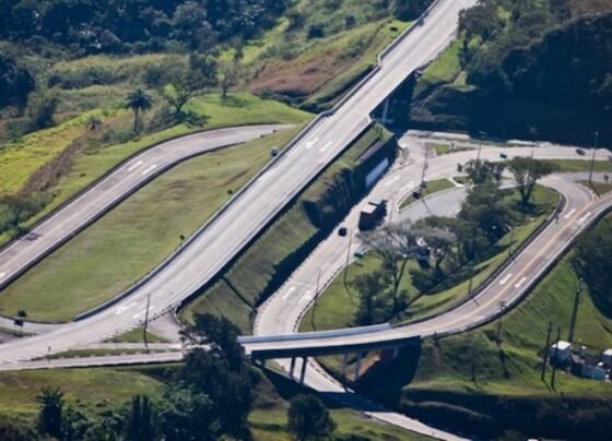 A BR-040/495/MG/RJ liga Juiz de Fora (MG) a Itaipava (RJ) e é a principal ligação rodoviária entre os estados