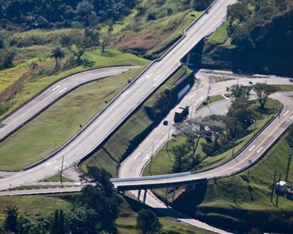 A BR-040/495/MG/RJ liga Juiz de Fora (MG) a Itaipava (RJ) e é a principal ligação rodoviária entre os estados