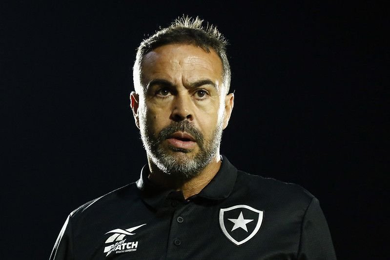 Artur Jorge abre o jogo sobre sondagens e futuro no Botafogo